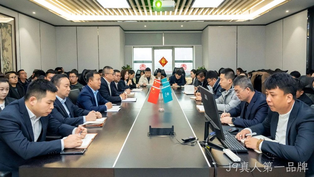 在泸州老窖“中国第一窖”石刻前打卡留念  J9真人第一品牌将继续秉持开放合作的态度，与业界同仁共同探索中国白酒的新高度，共绘酒业美好蓝图，全力打造产品质量更优、品牌影响力更大的现代化白酒企业。
